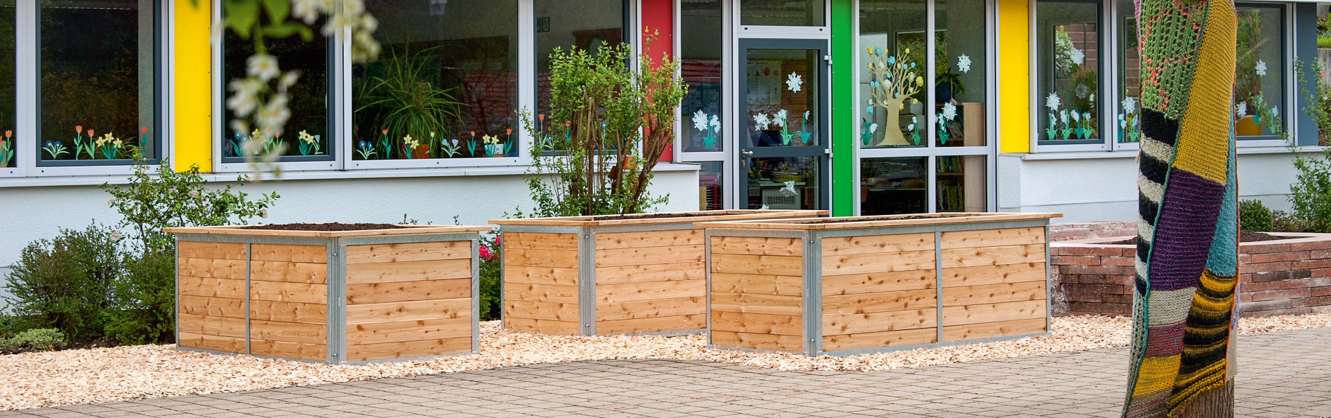 kinder hochbeet vor der grunschule pommelsbrunn