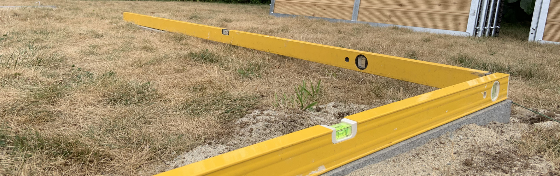 Fundament für Hochbeet ausgerichtet mit Wasserwaage 