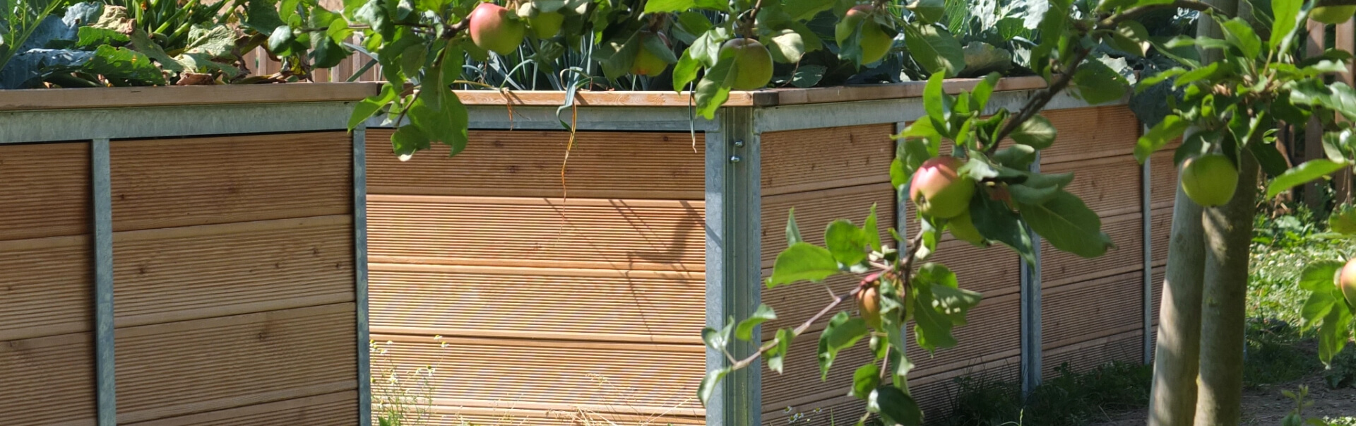 zwei hochbeete im bauerngarten