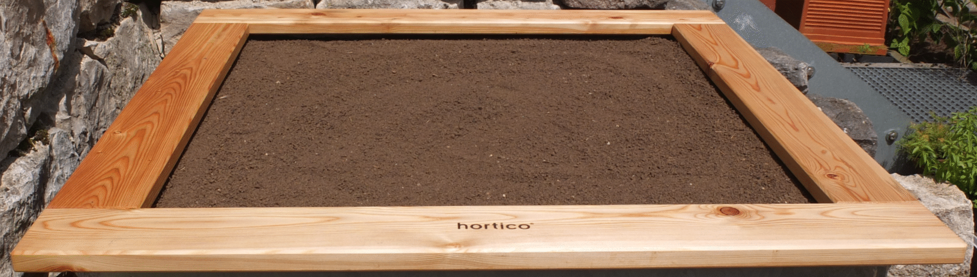 Quadratisches Hochbeet in Schichten befüllen
