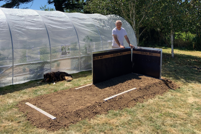 Hochbeet aufbauen auf Fundament  aus Kantensteinen mit angeflachter Erde